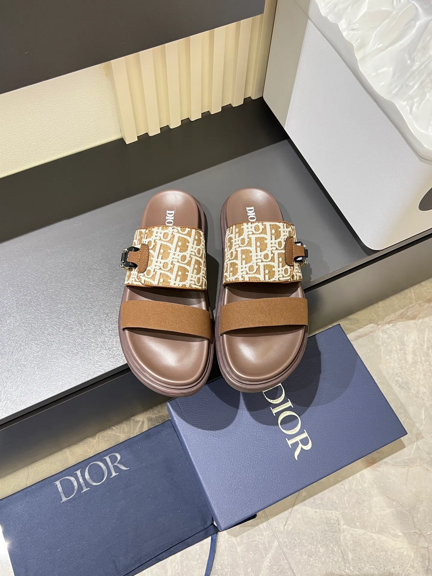 Men's Men's Shoes 💰p320 Dio* Men's Sandals Slippers. Showcasing Dior haute couture design. The Dior gray suede strap is accented with an aluminum Dior buckle for added style. Paired with a comfortable tonal notch sole, they pair easily with shorts or jeans for a sophisticated look. Main body: suede cow leather, technical fabric lining: cow leather, with adjustable straps, aluminum Dior buckle, Dior gray EVA insole, tonal notched rubber outsole splicing structure, size: 38-44 (customized at 45.46)